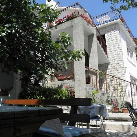 In With Balcony, Air Conditioning, Wifi, Washing Machine Lopar